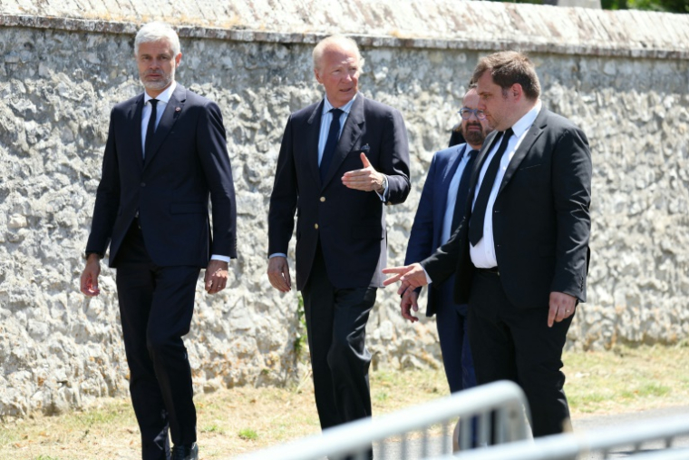 (De gauche à droite) Le patron des députés LR Laurent Wauquiez, l'ancien ministre Brice Hortefeux et le ministre de la Santé Yannick Neuder arrivent aux funérailles d'Olivier Marleix à Anet vendredi ( AFP / ALAIN JOCARD )