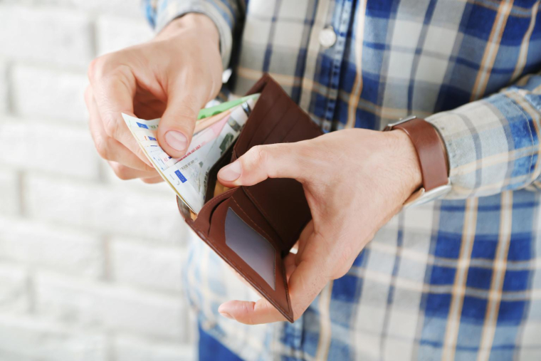 Si vous avez de faibles ressources, vous pouvez demander à bénéficier du Revenu de Solidarité Active (RSA). crédit photo : Africa Studio/Shutterstock / Africa Studio