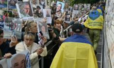 Des prisonniers de guerre ukrainiens libérés passent devant une foule brandissant des portraits de proches disparus ou prisonneirs, à leur arrivée après un échange de prisonniers dans la région de Tcherniguiv (Ukraine), le 26 juin 2025 ( AFP / Genya SAVILOV )