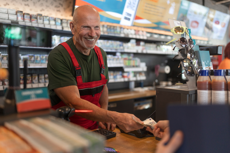 (Crédits photo : Adobe Stock - paiement en espèces en magasin)