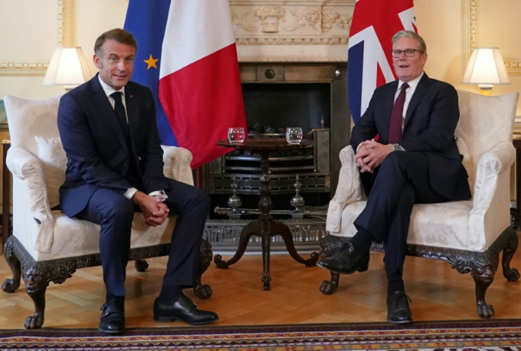 Le président français Emmanuel Macron (à gauche) et le Premier ministre britannique Keir Starmer au 10 Downing Street à Londres, le 9 juillet 2025 ( POOL / Alberto Pezzali )