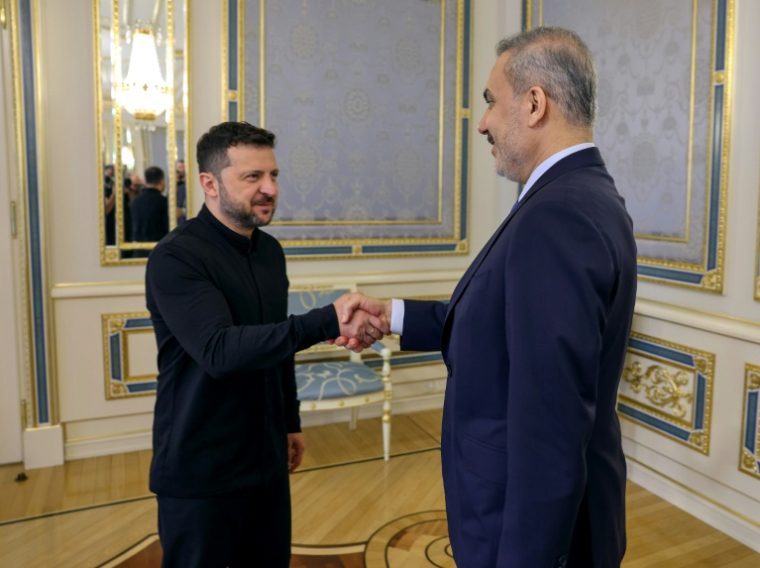 Le président ukrainien Volodymyr Zelensky (G) reçoit le ministre turc des Affaires étrangères Hakan Fidan à Kiev le 30 mai 2025 ( TURKISH FOREIGN MINISTRY / HANDOUT )