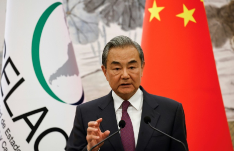 Le ministre chinois des Affaires étrangères Wang Yi s'exprime lors d'une conférence de presse à l'occasion de la quatrième réunion ministérielle du Forum Chine-CELAC, à la résidence d'Etat Diaoyutai à Pékin, le 13 mai 2025 ( POOL / TINGSHU WANG )
