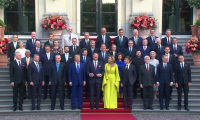 Les dirigeants de l'Otan posent pour une photo de groupe avec la famille royale néerlandaise