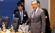Le ministre chinois des Affaires étrangères Wang Yi à Bruxelles le 2 juillet 2025 ( AFP / François WALSCHAERTS )