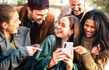 Quelques applications permettent de faire les comptes pour bien partager les frais entre amis. ( crédit photo : Shutterstock )