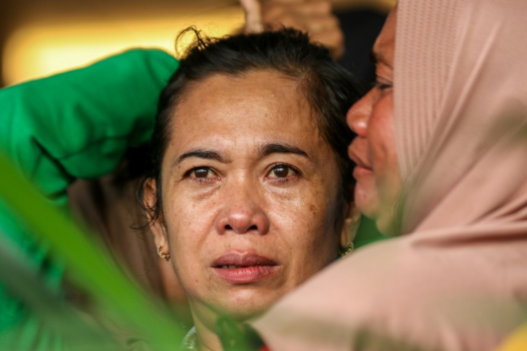 Des proches attendent des nouvelles de l'opération de recherche après le naufrage d'un ferry au large de l'île indonésienne de Bali, qui a fait plusieurs dizaines de disparus, à Banyuwangi, dans l'est de Java, le 3 juillet 2025 ( AFP / STR )