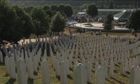 Bosnie-Herzégovine: des personnes arrivent au mémorial de Srebrenica