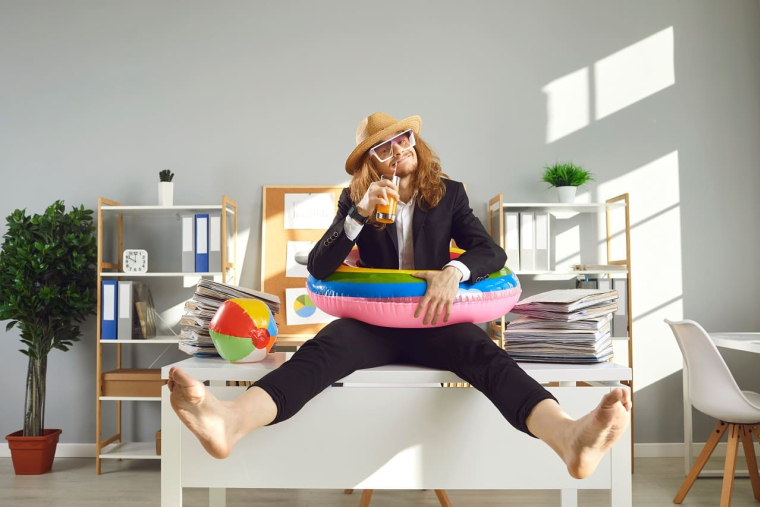 (Crédits photo : Adobe Stock - Homme ayant fait sa réservation de voyage, prêt pour des vacances d'été au soleil)