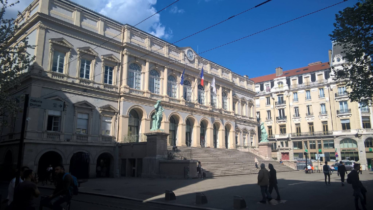 Saint-Étienne attire de plus en plus de voisins lyonnais (Crédits photo : Wikimedia Commons - PAULMAXWELL )