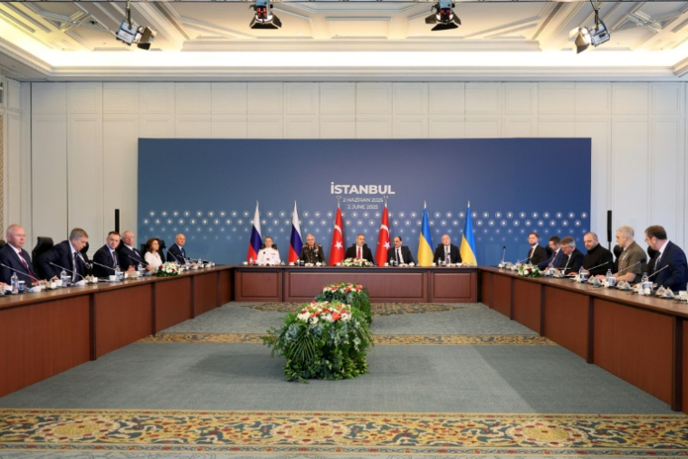 Des membres des délégations ukrainienne (d), russe (g) et turque (c), lors de négociations sur une trêve, le 2 juin 2025 à Istanbul (Turquie) ( AFP / Adem ALTAN )