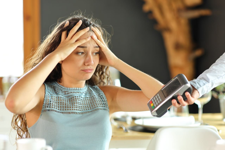 (Crédits photo : Adobe Stock - Jeune femme inquiète suite à une saisie erronée du code de sa carte bancaire)