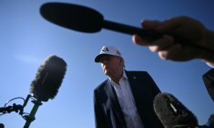 Le président Donald Trump répond à des journalistes, à Morristown (New Jersey) le 6 juillet 2025 ( AFP / Brendan SMIALOWSKI )