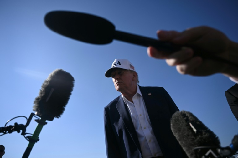 Le président Donald Trump répond à des journalistes, à Morristown (New Jersey) le 6 juillet 2025 ( AFP / Brendan SMIALOWSKI )