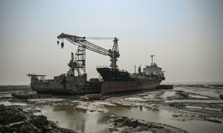 Un site de démantèlement de bateaux dans la ville portuaire de Chittagong, le 20 février 2025 dans le sud du Bangladesh ( AFP / Munir UZ ZAMAN )