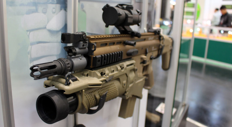 Parmi les licences acquises, Cybergun détient celle de l'entreprise belge FN Herstal. Ici, la réplique d'un fusil d'assaut Scar-L. (© Cybergun)