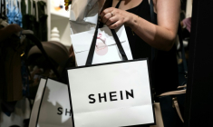 Une cliente porte des sacs après avoir fait des achats dans une boutique éphémère de la marque asiatique Shein, le 26 juin 2025 à Diajon, en Côte-d'Or ( AFP / ARNAUD FINISTRE )