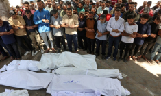 Des Palestiniens se recueillent devant des corps enveloppés dans des draps blancs, le 3 juillet 2025 dans la ville de Gaza ( AFP / Omar AL-QATTAA )