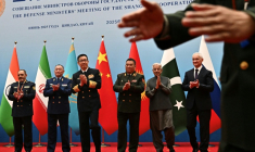 (De gauche à droite) Les ministres de la Défense iranien Aziz Nasirzadeh, kazakh Dauren Kossanov, chinois Dong Jun, kirghiz Ruslan Mukambetov, pakistanais Khawaja Muhammad Asif, et russe Andreï Belooussov, à une réunion de l'Organisation de ccopération de Shanghai (OCS) à Qingdao (Chine), le 26 juin 2025 ( AFP / Pedro PARDO )