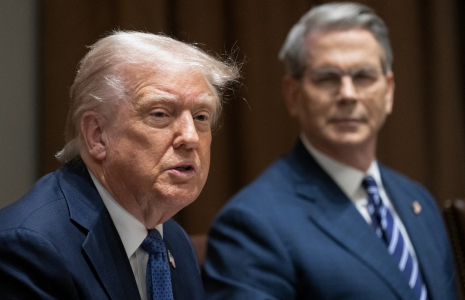 Donald Trump et Scott Bessent, à Washington DC, en avril 2025 ( AFP / SAUL LOEB )