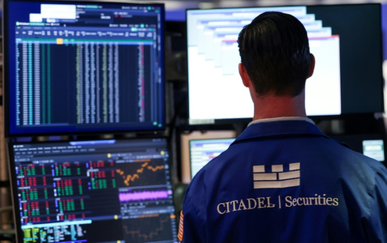 Un opérateur à la Bourse de New York le 23 juin 2025 ( AFP / TIMOTHY A. CLARY )