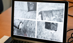 Un chercheur du CNRS montre l'image d'un baril de déchets nucléaires photographié en 1985, sur un écran d'ordinateur à bord du navire scientifique Atalante amarré au port de Brest avant son départ, le 15 juin 2025 dans le Finistère ( AFP / Sebastien Salom-Gomis )