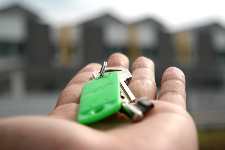 Une femme a arnaqué deux couples en leur louant un logement qui ne lui appartenait pas. (illustration) (Mastersenaiper / Pixabay)