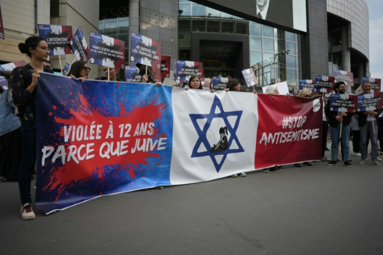 Manifestation organisée par des associations, dont SOS Racisme et la Fondation des femmes, pour dénoncer l'antisémitisme, le 20 juin 2024 à Paris, après le viol d'une fille juive de 12 ans à Courbevoie, près de Paris ( AFP / Zakaria ABDELKAFI )
