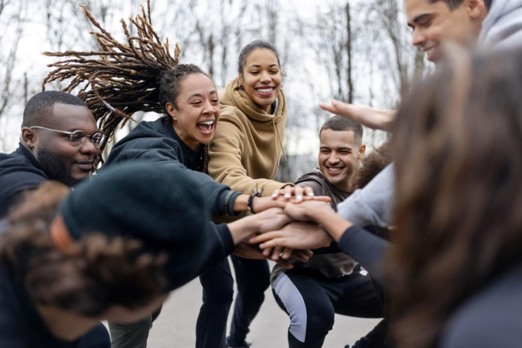 Vous pouvez faire des économies sur vos contrats d’assurance en couplant votre souscription à celles d’autres assurés ( crédit photo : GettyImages )