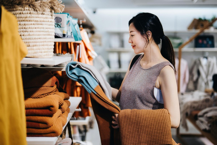 Les marques Kiabi et Gémo proposent des formules d’abonnement pour louer des vêtements. crédit photo : Getty Images