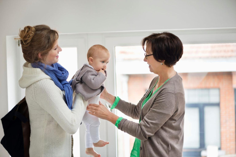 Le service Pajemploi+ est désormais accessible, pour les parents employeurs, depuis l’application mobile de l’Urssaf. ( crédit photo : GettyImages )