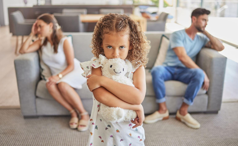 Le versement d’une pension alimentaire permet aux parents séparés de subvenir aux besoins de leur enfant de manière équitable.