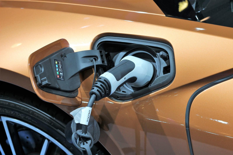 Certaines voitures électriques perdraient 50% de leur valeur en seulement un an sur le marché de l'occasion. (illustration) (GoranH / Pixabay)