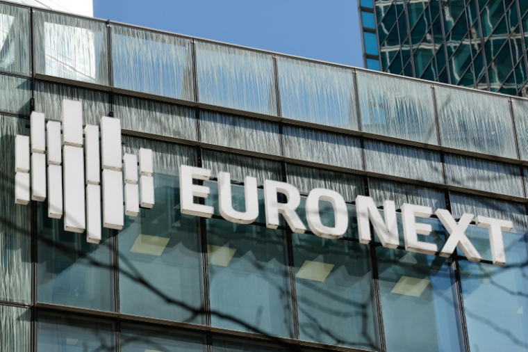 Le logo d'Euronext, qui détient notamment la Bourse de Paris, à son siège du quartier des affaires parisien de La Défense, le 7 avril 2025 ( AFP / Xavier GALIANA )