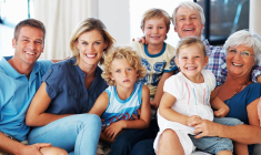 La donation-partage transgénérationnelle est une bonne solution pour transmettre un bien directement à ses petits enfants. (© Fotolia)