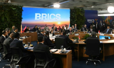 Le président brésilien Luiz Inacio Lula da Silva (au centre) s'exprime lors du sommet des BRICS à Rio de Janeiro, au Brésil, le 6 juillet 2025 ( AFP / Mauro PIMENTEL )