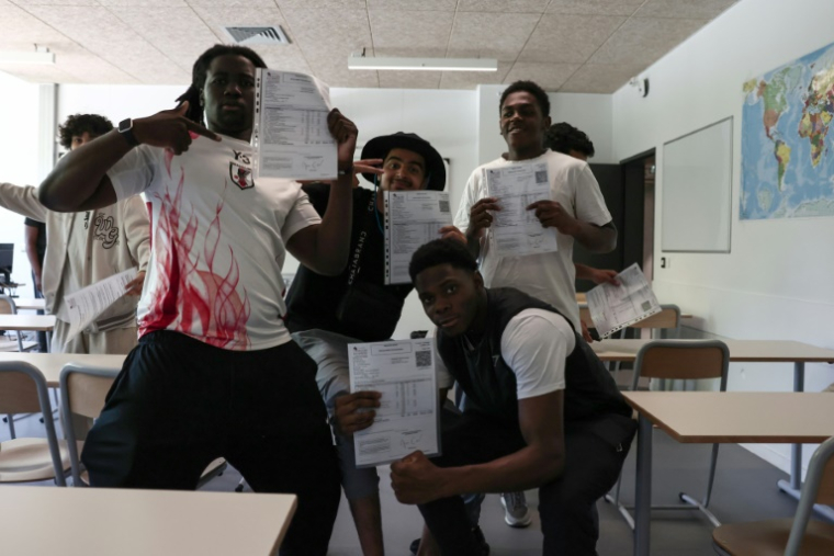 Des lycéens se réjouissent après avoir obtenu leur baccalauréat, le 4 juillet 2025 dans leur établissement de Saint-Ouen (Seine-Saint-Denis) ( AFP / Thibaud MORITZ )