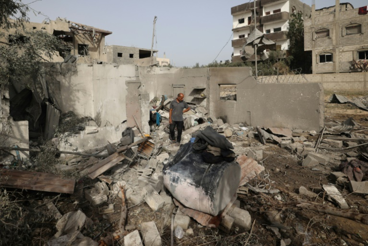 Un homme constate les dégâts causé par une frappe nocturne sur des habitations de Deir el-Balah, dans le centre de Gaza, le 1er juillet 2025 ( AFP / Eyad BABA )
