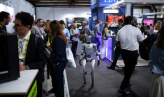 Un robot parmi des visiteurs au salon de l'IA à Londres, le 11 juin 2025  ( AFP / HENRY NICHOLLS )