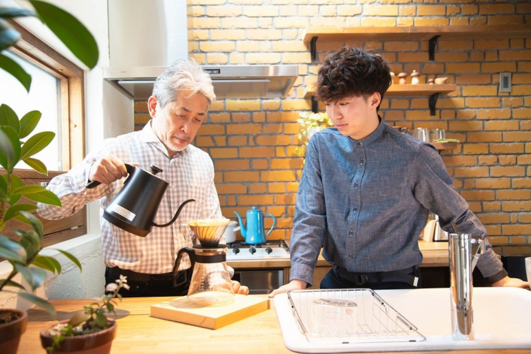 Louer une chambre à un étudiant présente de nombreux avantages pour un senior (Crédits photo : Adobe Stock -  )