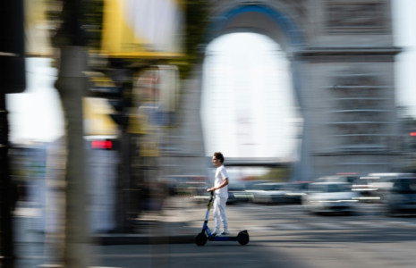 Un homme conduit une trotinette électrique à Paris, le 4 septembre 2021 ( AFP / - )