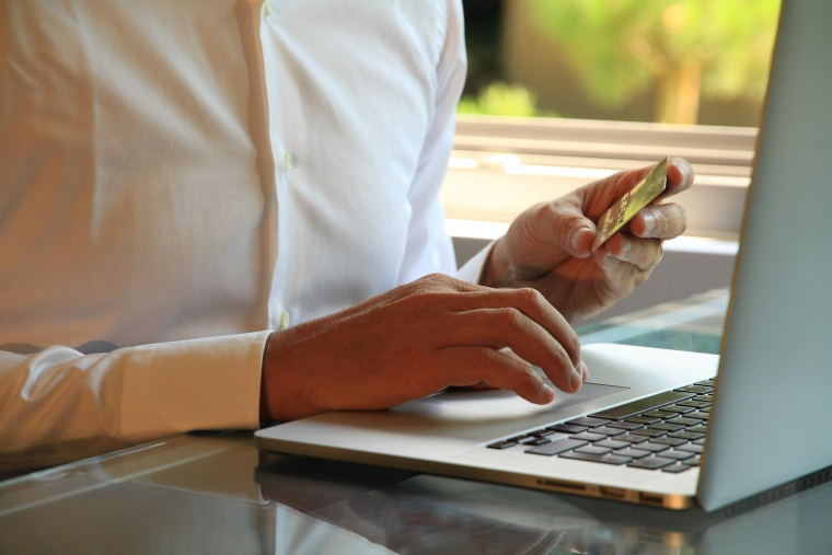 Grâce à un mail assurant que vous avez acheté des billets d'avion, des arnaqueurs tentent de vous voler vos coordonnées bancaires. (illustration) (Rostichep / Pixabay)