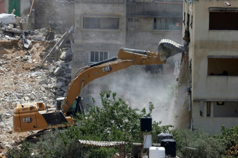 Un bulldozer israélien détruit un immeuble dans le camp de réfugiés de Nour Chams, en Cisjordanie occupée, le 23 juin 2025 ( AFP / Jaafar ASHTIYEH )