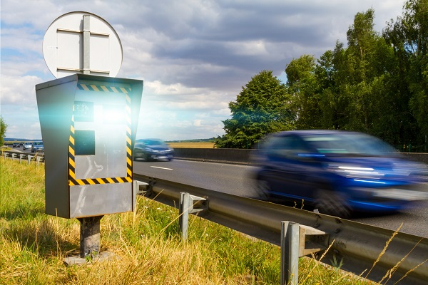 Radars de feux rouge ou radars fixes : comment fonctionnent-ils ? (Crédits photo : Shutterstock)