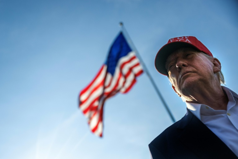 Donald Trump s'exprime devant les médias dans les jardins de la Maison Blanche, le 1er juillet 2025 ( AFP / Jim WATSON )