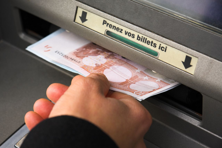 D'après un rapport publié en fin de semaine dernière par Bercy et la Banque de France, les distributeurs automatiques de billets se font de plus en plus rares (Crédits photo : Adobe Stock - )