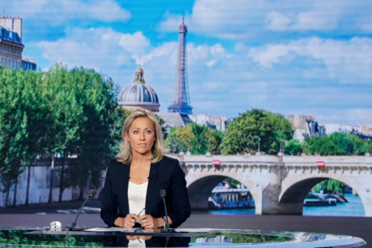 Anne-Sophie Lapix sur le plateau du 20H de France, le 21 avril 2022 ( AFP / Ludovic MARIN )