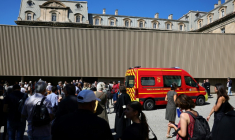 Un véhicule des marins-pompiers devant le palais de justice où le verdict dans l'affaire de l'effondrement mortel de deux immeubles d'habitation rue d'Aubagne en 2018, a été interrompu et la salle d'audience évacuée après le malaise d'un des accusés reconnu coupable, le 7 juillet 2025 à Marseille ( AFP / Clement MAHOUDEAU )