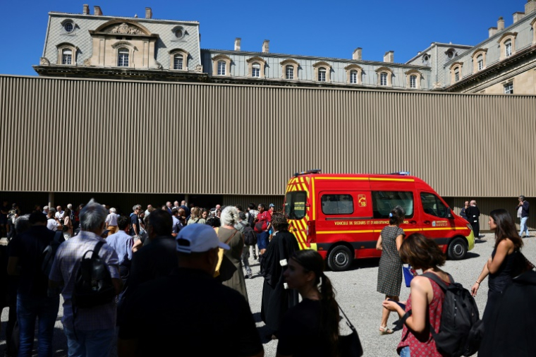 Un véhicule des marins-pompiers devant le palais de justice où le verdict dans l'affaire de l'effondrement mortel de deux immeubles d'habitation rue d'Aubagne en 2018, a été interrompu et la salle d'audience évacuée après le malaise d'un des accusés reconnu coupable, le 7 juillet 2025 à Marseille ( AFP / Clement MAHOUDEAU )