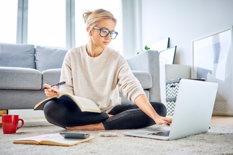 Une première fois ce n'est jamais évident même pour une déclaration d'impôt ( Crédits photo : © Jo baranq - stock.adobe.com )